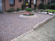 Einfahrt aus Porphyr, Beet und Einfassung Granit gelb