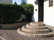 Porphyrpflaster abgesetzt mit Granit gelb