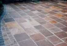 Porphyrplatten Bahnenware umrandet mit Basalt